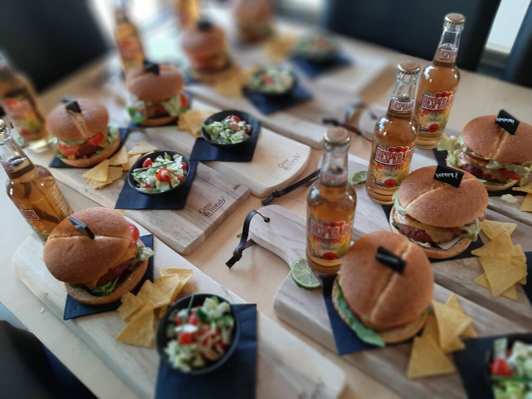 BBQ event setup met burgers en bier